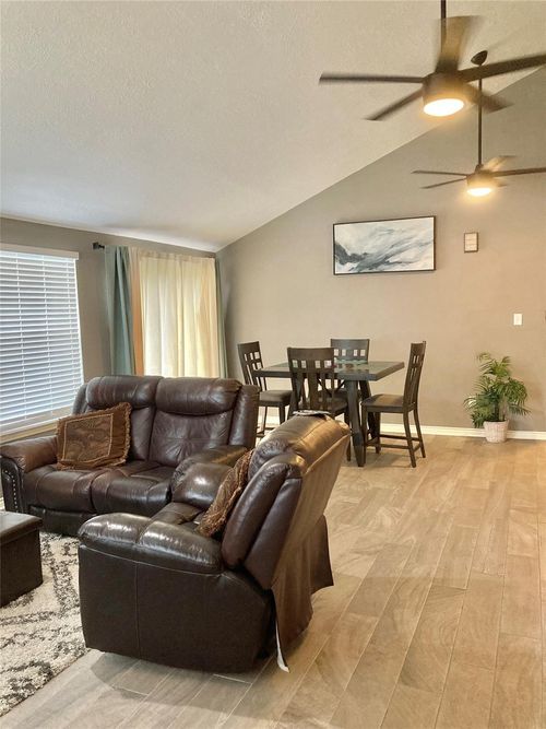 3522 Mattingham Dr, Houston, TX, 77066-4611 | Card Image