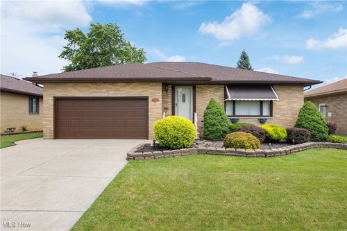 4899 Autumn Ln, Brooklyn, OH, 44144-3114 | Card Image