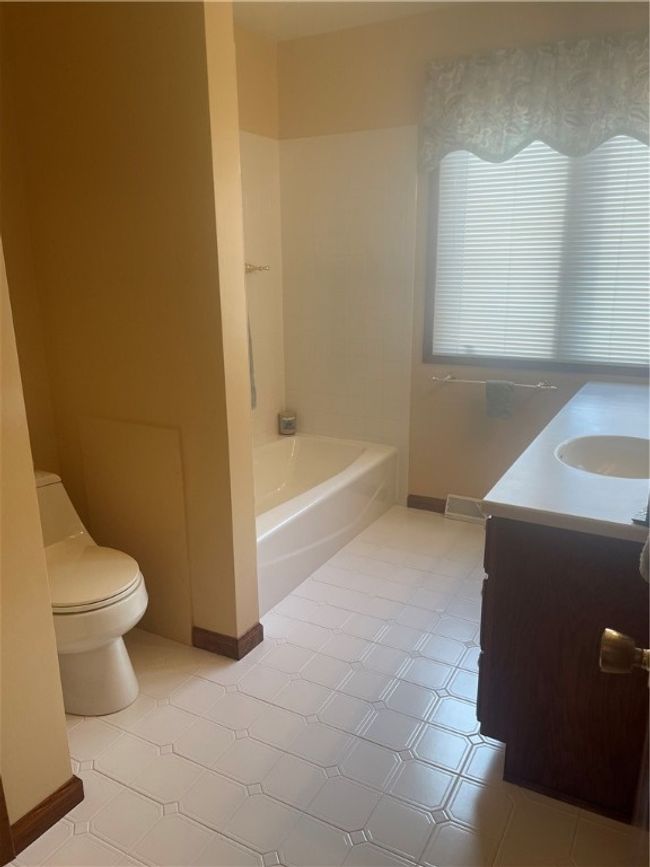 second floor bath | Image 11