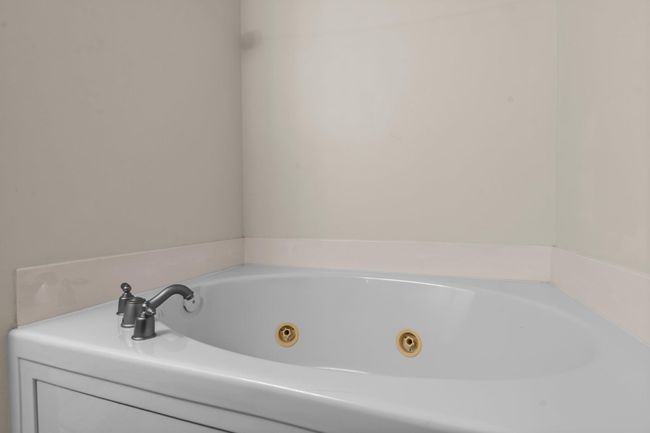Relax in the jetted tub. | Image 27