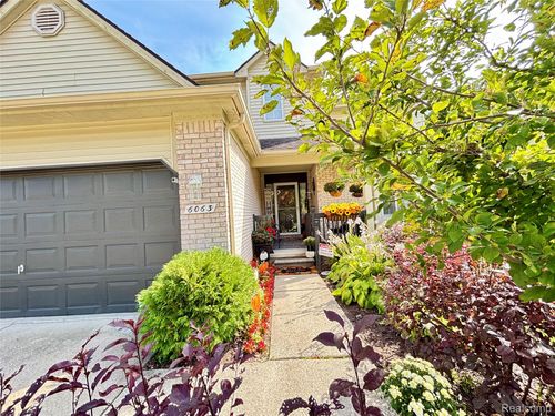 6063 Woodridge Ln, Grand Blanc, MI, 48439-9048 | Card Image