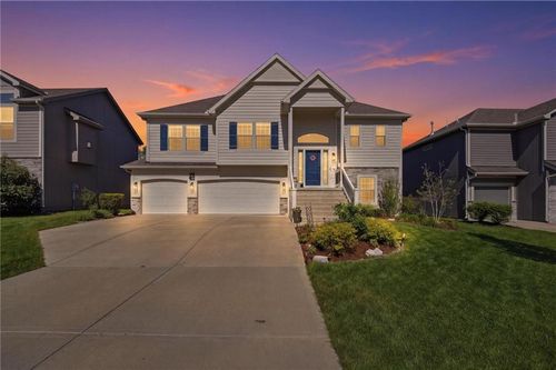 1636 Shadow Dr, Leavenworth, KS, 66048-7204 | Card Image