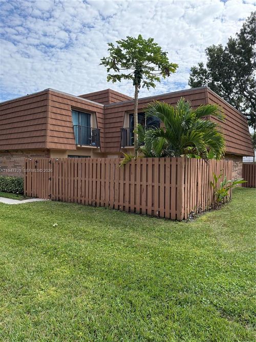 2563 Lakeview Ct, Hollywood, FL, 33026-3667 | Card Image