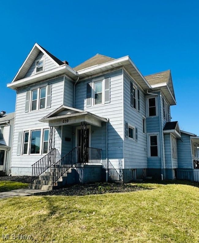 View of front facade with a front yard | Image 32