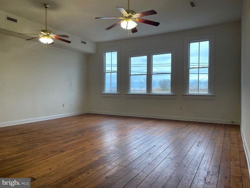 70 Clinton St, DELAWARE CITY, DE, 19706-7702 | Card Image