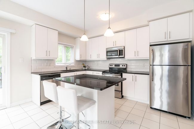 224 Appleton Crt, House attached with 3 bedrooms, 4 bathrooms and 3 parking in Newmarket ON | Image 8