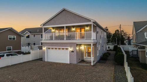 562 Nashua St, Seabrook, NH, 03874-4838 | Card Image