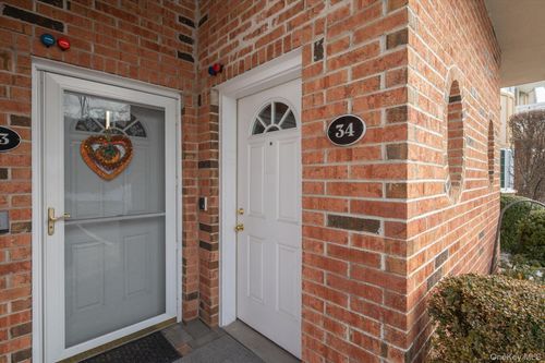 34 Sarah Ct, Amityville, NY, 11701-1767 | Card Image