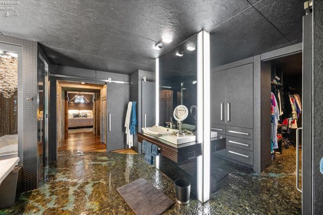 4917 E Cliff Rd, House other with 3 bedrooms, 5 bathrooms and 2 parking in Port Clinton OH | Image 45