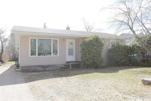 107 Third St Ne, Ituna, SK, S0A1N0 | Card Image