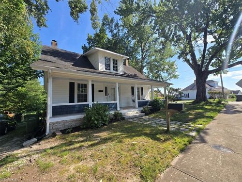 309 Taylor St, Mount Airy, NC, 27030-2829 | Card Image
