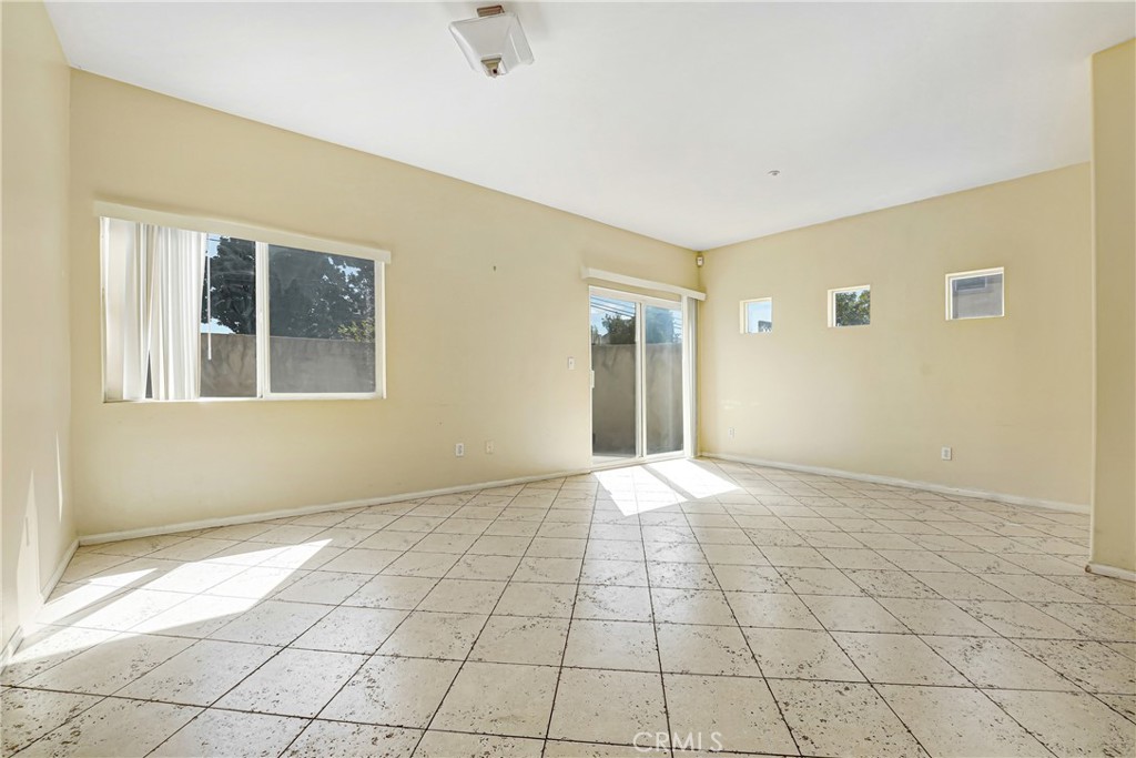 Residential Lease in North Hills 3