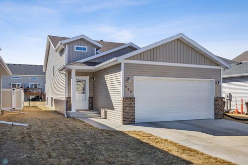 925 28th Ave W, West Fargo, ND, 58078-8455 | Card Image