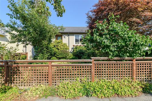 129 Moss St, Victoria, BC, V8V4M2 | Card Image