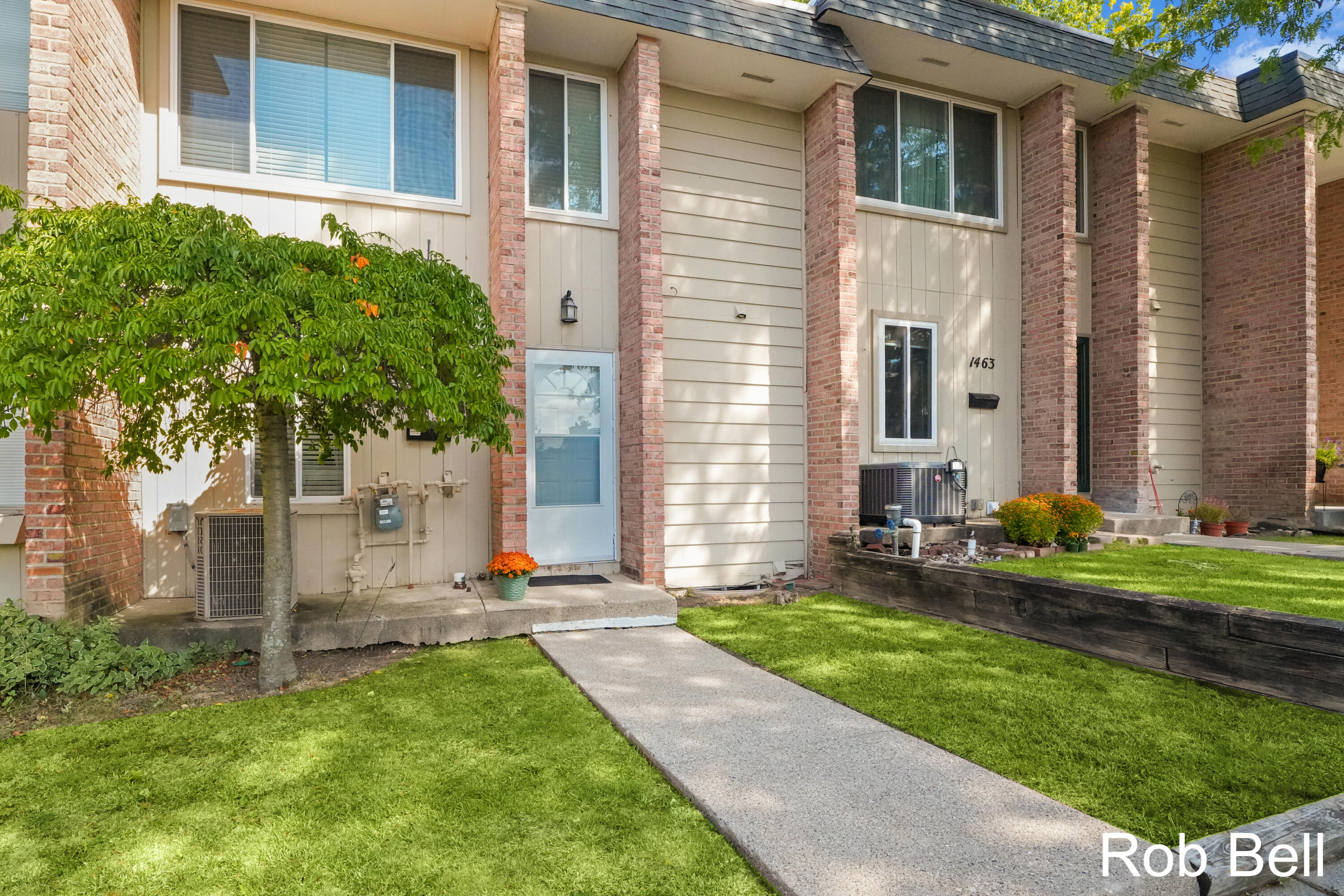 Saxony Dr, Grand Rapids, MI 49508