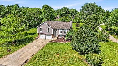 19610 Rosewood Dr, Stilwell, KS, 66085-9049 | Card Image