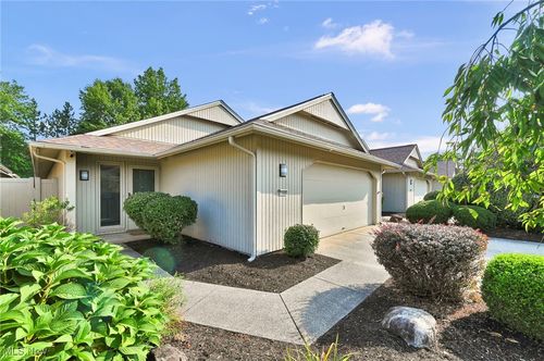 21648 Oak Bark Trl, Strongsville, OH, 44149-2210 | Card Image