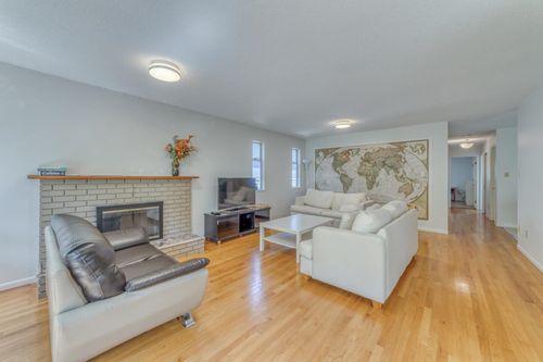 upper-4533 W 16th Ave, Vancouver, BC, V6R3E8 | Card Image