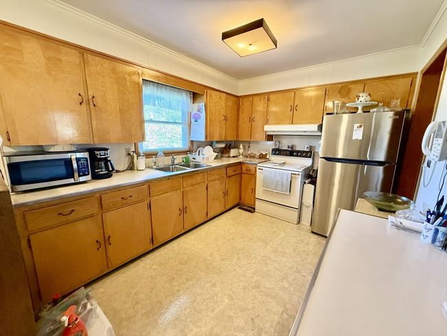 186 Summit Dr, Home with 3 bedrooms, 2 bathrooms and null parking in Peterstown WV | Image 33