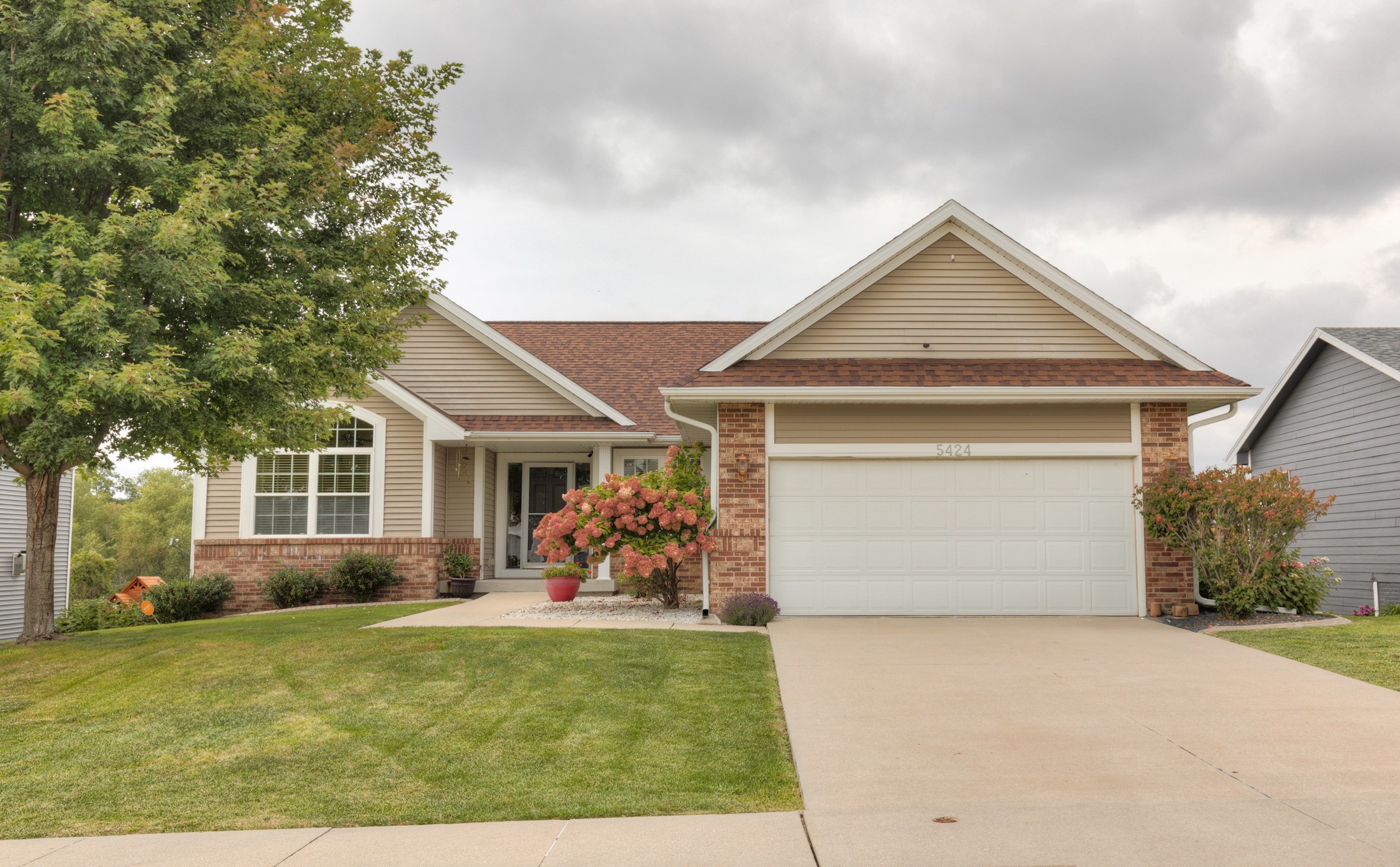 26th Ct, Des Moines, IA 50320