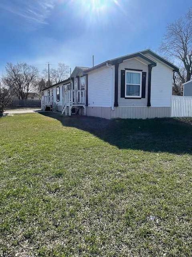656 1 Street W, Home with 3 bedrooms, 2 bathrooms and 2 parking in Brooks AB | Image 1