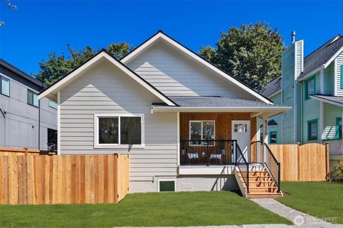 8226 Meridian Ave N, Seattle, WA, 98103-4529 | Card Image