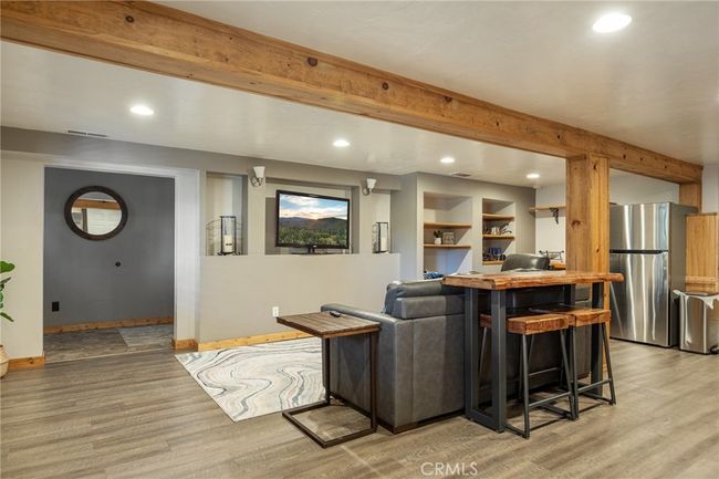 Apartment Living Area with Breakfast Bar | Image 28