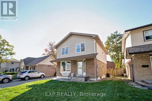 6 Mozart Crt, Whitby, ON, L1N5N5 | Card Image