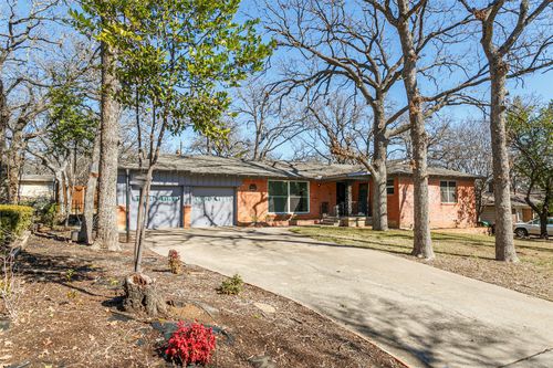 604 Oakwood Ave, Hurst, TX, 76053-5509 | Card Image