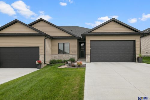 10608 Majestic Ln, Lincoln, NE, 68527-2525 | Card Image