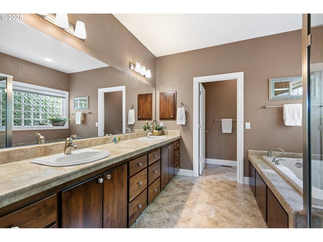 380 Mountaingate Dr, House other with 3 bedrooms, 3 bathrooms and 3 parking in Springfield OR | Image 23