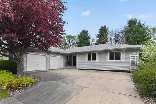 409 E Netherwood St, Oregon, WI, 53575-1237 | Card Image