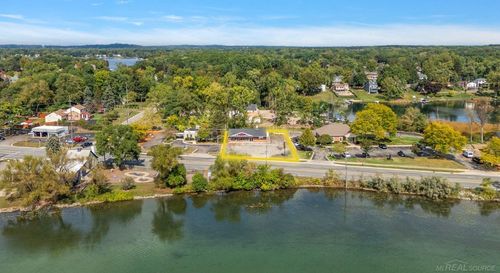 2974 W Walton Blvd, Waterford, MI, 48329-2581 | Card Image