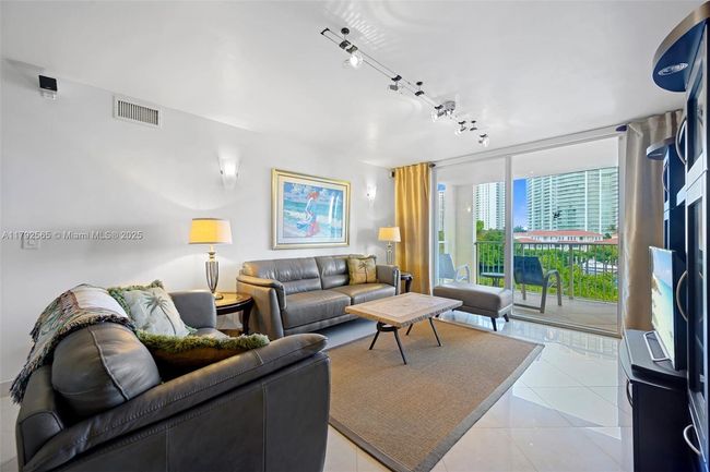 1406 - 19999 E Country Club Dr, Condo with 2 bedrooms, 2 bathrooms and null parking in Aventura FL | Image 9