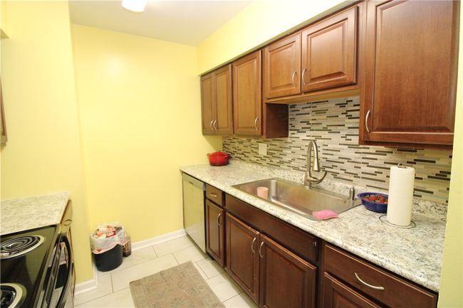 5079 Sanlin Dr, Condo with 1 bedrooms, 1 bathrooms and null parking in Coraopolis PA | Image 8