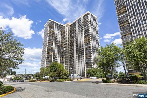 300 Winston Dr, Cliffside Park, NJ, 07010-3236 | Card Image