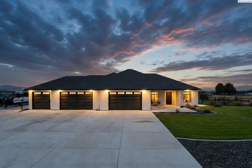 1 Bull Pen Ln, Pasco, WA, 99301-2479 | Card Image