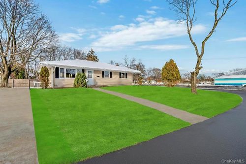 3 Radburn Ln, Port Jefferson Station, NY, 11776-1321 | Card Image