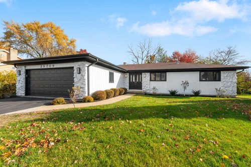 2S709 Avenue Chateaux E, Oak Brook, IL, 60523-1672 | Card Image