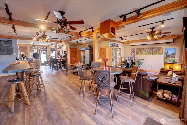 During lobby hours guests can purchase beverages and hang out in this local inviting gathering space. This space is especially appreciated and utilized in winter months. | Image 39
