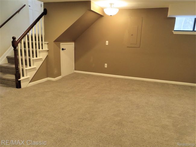 Plenty of wall space to arrange all your treasures! | Image 22