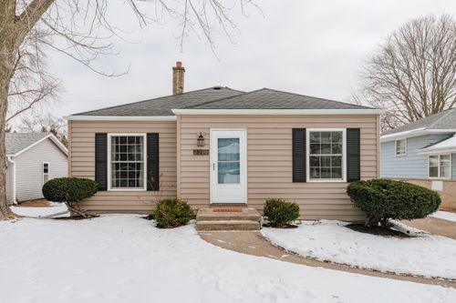 2210 N 107th St, Wauwatosa, WI, 53226-2321 | Card Image