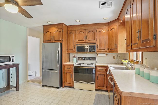 21 Randall Dr, House other with 3 bedrooms, 2 bathrooms and 2 parking in Trumbull CT | Image 7