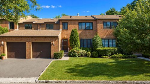 95 Windsor Gate Dr, New Hyde Park, NY, 11040-1066 | Card Image