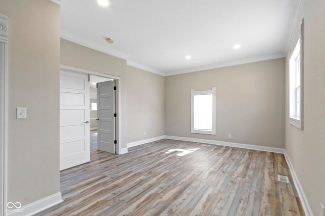unfurnished room featuring baseboards, light wood-type flooring, ornamental molding, and recessed lighting | Image 17