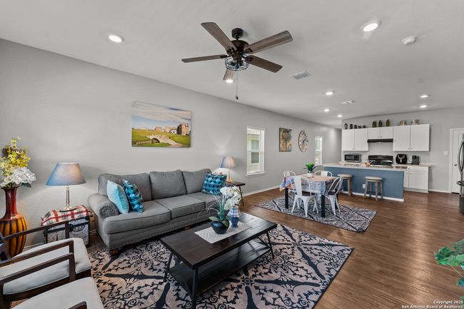 449 Middle Green Loop, House other with 3 bedrooms, 3 bathrooms and null parking in Floresville TX | Image 9
