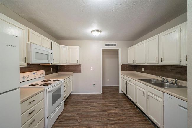 22739 Millgate Dr, House other with 3 bedrooms, 2 bathrooms and 2 parking in Spring TX | Image 4