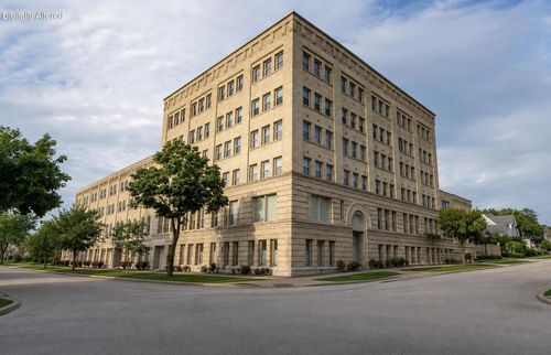 904 E Pearson St, Milwaukee, WI, 53202-1594 | Card Image