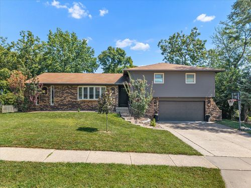 4105 Rolling Hills Dr, Bettendorf, IA, 52722-1727 | Card Image