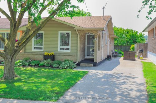 42 Seymour Ave, Saint Catharines, ON, L2P1A7 | Card Image